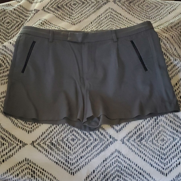 Gap green shorts - Picture 2 of 10